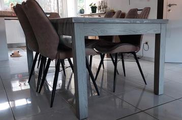 Dressoir, barkast en tafel beschikbaar voor biedingen