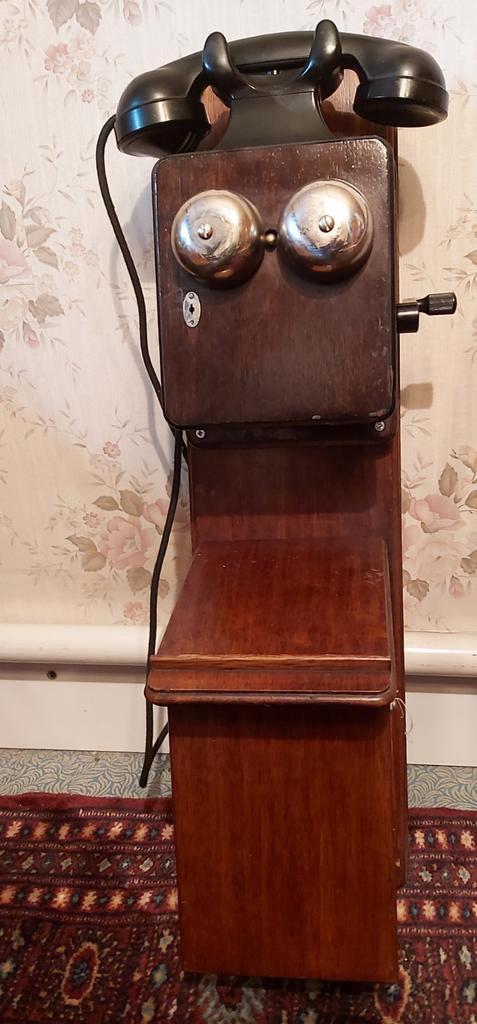 Oude wandtelefoon met schrijftafeltje, Telecommunicatie, Vaste telefoons | Niet Draadloos, Zo goed als nieuw, Ophalen of Verzenden