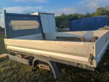 Benne de camion boxer beschikbaar voor biedingen