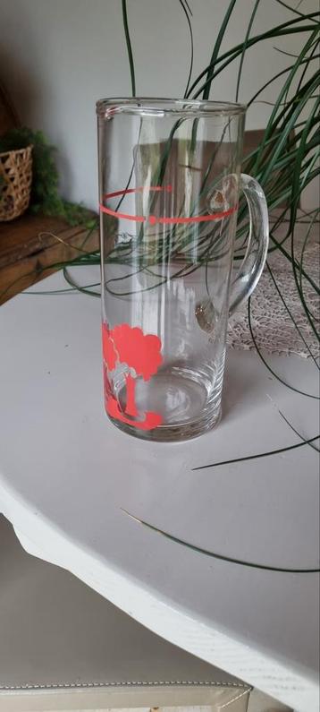 Glazen waterkan met rood motief beschikbaar voor biedingen
