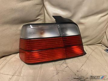 Bmw E36 sedan achterlicht links M3 rood wit 3-serie 9405444 beschikbaar voor biedingen