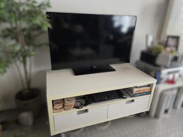 Tv meubel op wielen beschikbaar voor biedingen