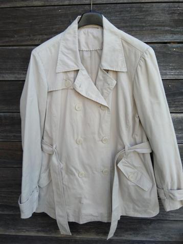 Beige Trench Coat In Maat 42 (Kleine Maat). beschikbaar voor biedingen