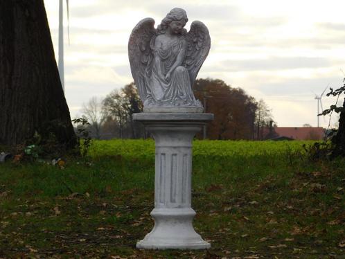 Mooie engel op zuil, vol steen, een echte eye-catcher!!, Tuin en Terras, Tuinbeelden, Nieuw, Steen, Ophalen of Verzenden