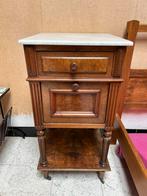 Table de chevet ancienne en très bon état, Antiquités & Art, Enlèvement