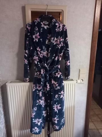 Mooie gebloemde peignoir beschikbaar voor biedingen