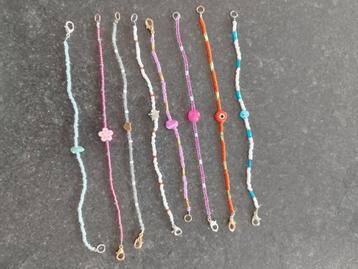 Armbandjes met de hand gemaakt. Te koop per stuk  beschikbaar voor biedingen