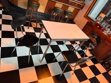 MOET WEG Retro formica tafel met 3 stoelen beschikbaar voor biedingen
