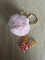 Mooie sleutelhanger letter V Roze met pompon, Handtassen en Accessoires, Overige Accessoires, Nieuw, Ophalen of Verzenden