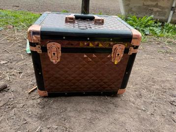 Poetskist beschikbaar voor biedingen