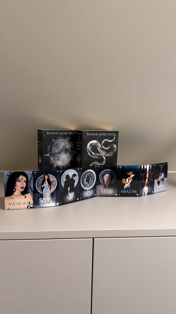 Binnur Şafak Nigiz –Boekenbox Deel1&2 + alle karakterkaarten, Kleding | Dames, Riemen en Ceinturen, Zo goed als nieuw, Ophalen