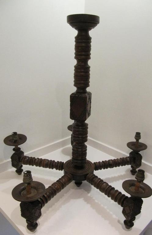 Lustre à 5 branches en bois avec abat-jours rouges 1950s, Huis en Inrichting, Lampen | Kroonluchters, Gebruikt, Hout, Ophalen