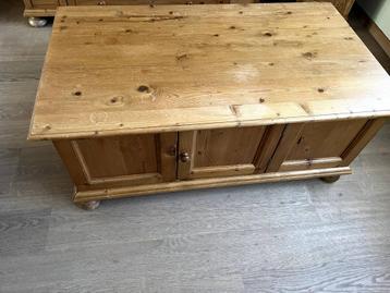 table basse en pin avec tiroirs et rangement disponible aux enchères