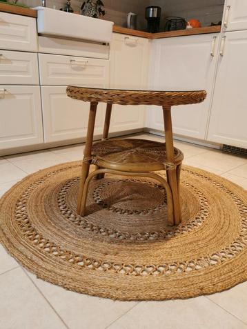 Jolie table basse en rotin avec plateau en verre beschikbaar voor biedingen