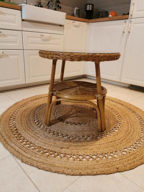 Jolie table basse en rotin avec plateau en verre, Huis en Inrichting, Tafels | Bijzettafels, Zo goed als nieuw, Glas, Ophalen