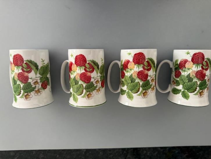 Nouvelle boîte St.George Fine Bone +4 gobelets assortis, Antiquités & Art, Antiquités | Porcelaine, Enlèvement ou Envoi