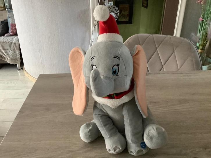 Disney Dumbo pluche Kerst character (32 cm) (Geluid), Kinderen en Baby's, Speelgoed | Knuffels en Pluche, Zo goed als nieuw, Olifant