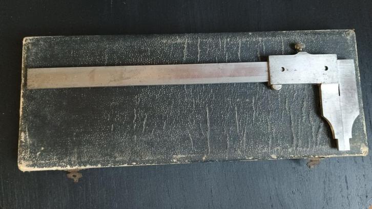 Pied à coulisse de 1950 dans boite d'origine, Doe-het-zelf en Bouw, Meetapparatuur, Geluid, Ophalen