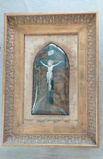 Antique - Croix sur velours derrière un verre convexe, Enlèvement ou Envoi