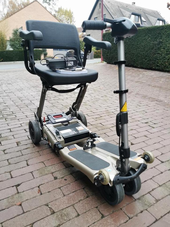 Opvouwbare scootmobiel bijna nieuw meer info 0488826971, Diversen, Rolstoelen, Zo goed als nieuw, Elektrische rolstoel, Inklapbaar