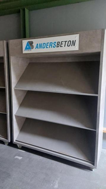 3 stevige demokasten op wielen beschikbaar voor biedingen