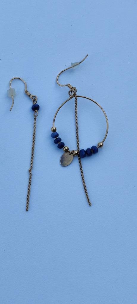 Assymetrische oorbellen Murielle Perrotti goudkleurig, Handtassen en Accessoires, Oorbellen, Zo goed als nieuw, Hangers, Zilver