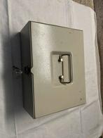 Kleine metalen koffer voor bewaren van juwelen , geld enz, Enlèvement, Comme neuf, Clé