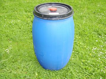 gereinigde blauwe vaten of tonnen geschikt voor opvang water beschikbaar voor biedingen