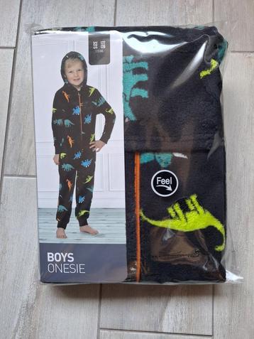 ★ M122/128 - Nieuwe Onesie Dino beschikbaar voor biedingen