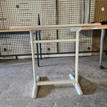 Kleine bureau beschikbaar voor biedingen