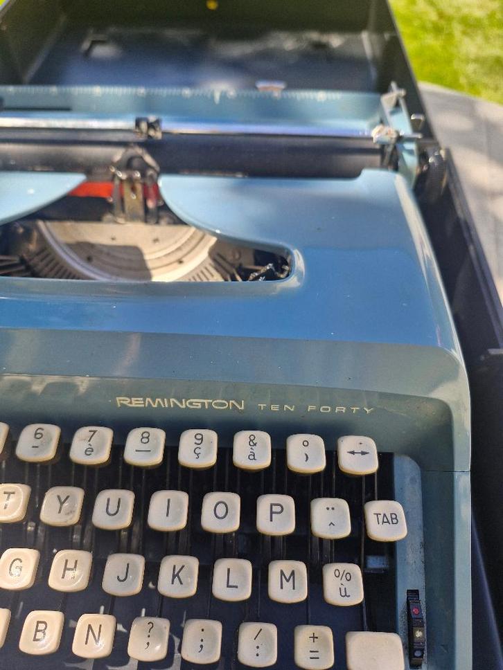 Machine à écrire Remington Ten Forty azerty de couleur bleue, Divers, Machines à écrire, Utilisé, Enlèvement