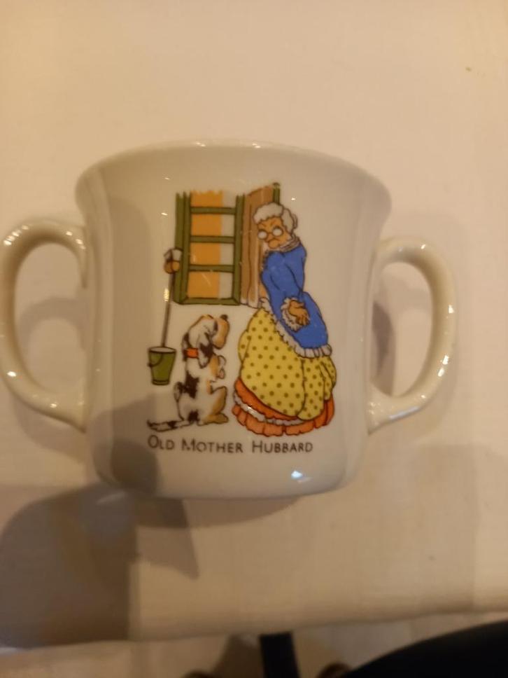 Kindertas vintage. Old Mother Hubbard.  Prijs: 3 euro, Antiek en Kunst, Antiek | Servies los, Ophalen