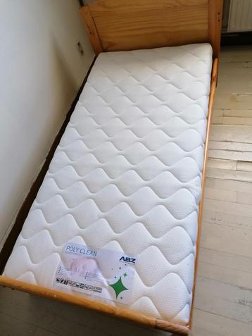 lit enfant (77/143 cm) + sommier + matelas (70/140 cm)