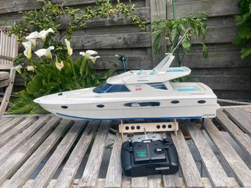 Kyosho 'Majesty 800s' vintage RC-boot en radiobesturing  beschikbaar voor biedingen