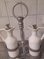 Wit olie en azijn flesje in metalen staander., Antiek en Kunst, Antiek | Keukengerei, Ophalen of Verzenden