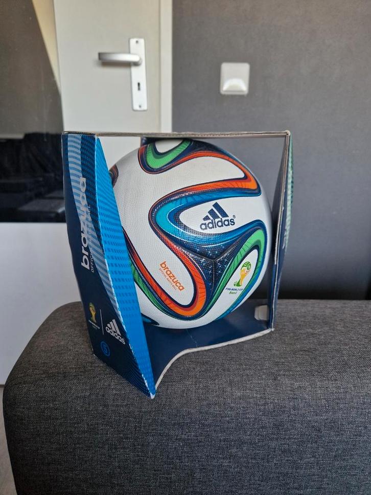 Adidas Brazuca OFFICIAL MATCHBALL (WK 2014), Verzamelen, Sportartikelen en Voetbal, Ophalen of Verzenden