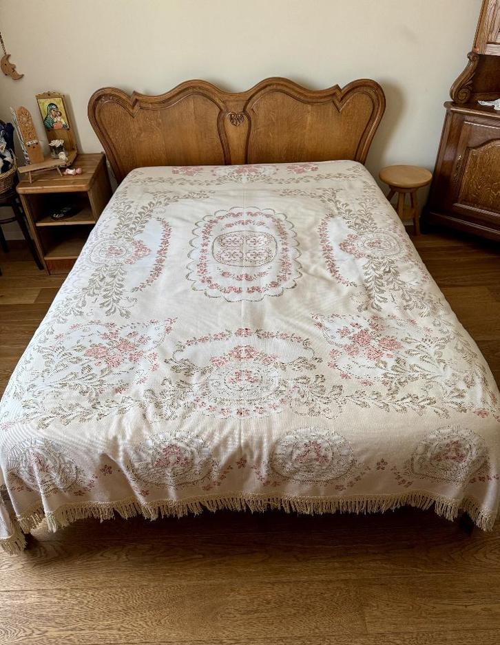 Lit double ancien en bois massif - style Louis XV, Antiquités & Art, Antiquités | Meubles | Chaises & Canapés, Enlèvement