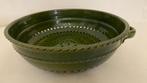 Mooi vergiet in groen geglazuurd aardewerk., Ophalen
