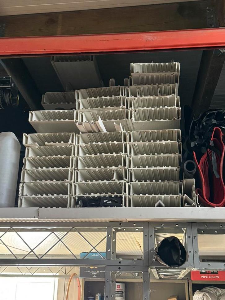 Heel groot lot brede pvc kabelgoten Legrand, Bricolage & Construction, Électricité & Câbles, Comme neuf, Enlèvement