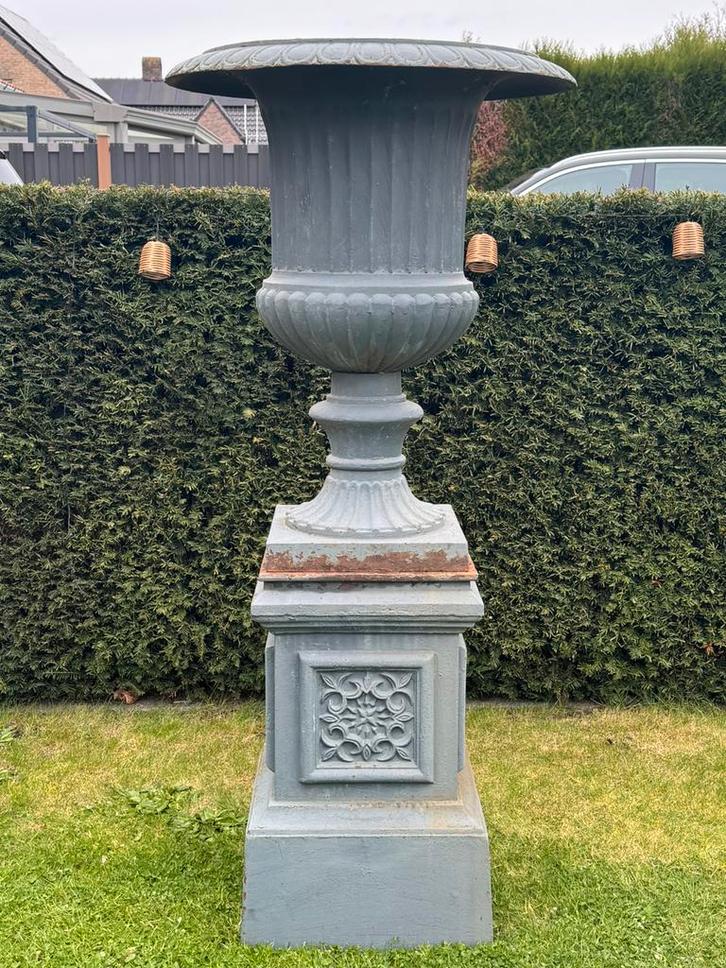 Franse gietijzeren louvre vaas op sokkel., Jardin & Terrasse, Vases de jardin, Utilisé, Enlèvement