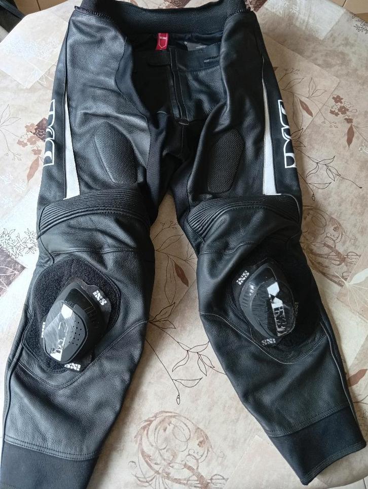 LEDEREN BROEK IXS MET SLIDERS - KORTE XXL - NIEUWSTAAT, Motos, Vêtements | Vêtements de moto, Pantalon | cuir, Neuf, sans ticket
