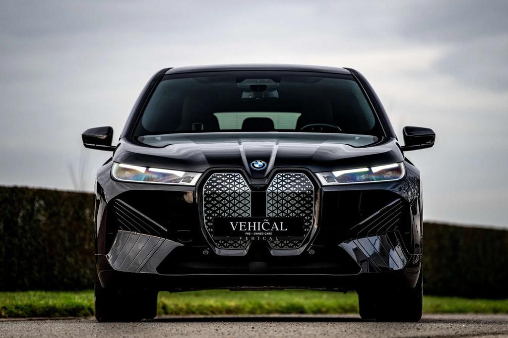 BMW iX xDrive40 M SPORT |PANO|MASSAGE|SOFTCLOSE|TREKHAAK, Automaat, Gebruikt, 326 pk, IX