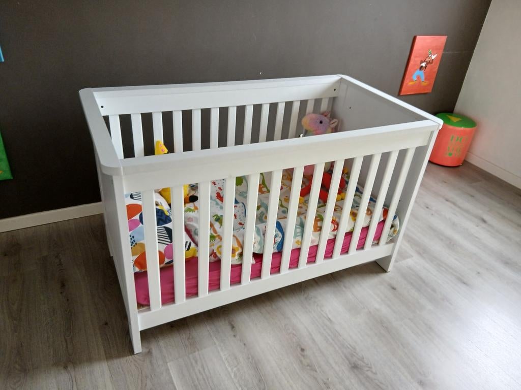 Stevig kinderbedje met matras en donsdeken nieuwstaat, Kinderen en Baby's, Ophalen