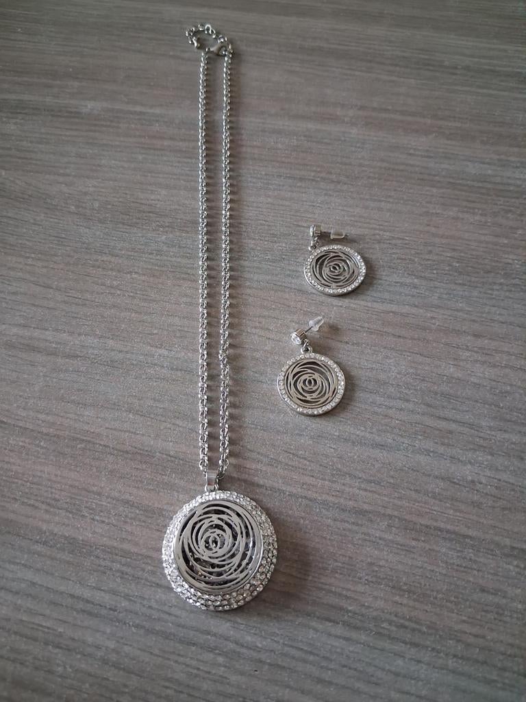 Halsketting + bijpassende oorbellen, Handtassen en Accessoires, Kettingen, Ophalen of Verzenden, Nieuw, Zilver, Met strass