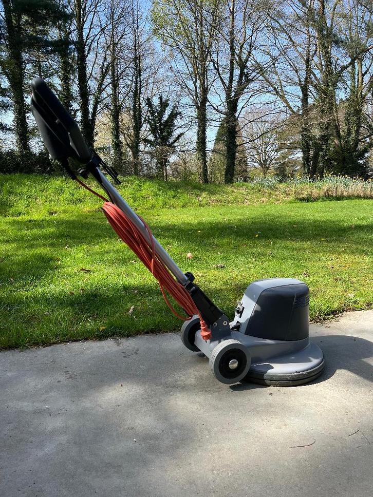 Schrobmachine Nilfisk, Doe-het-zelf en Bouw, Reinigingsmachines, Zo goed als nieuw, Schrobmachine, Ophalen