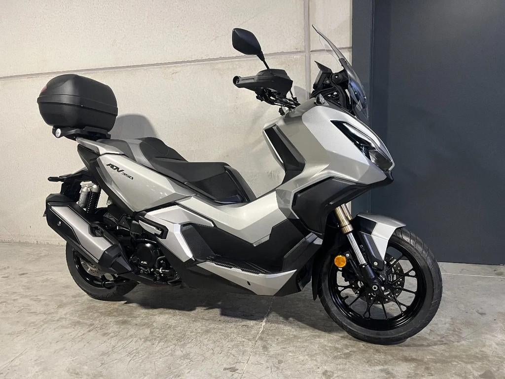 Honda ADV350 met topcase in mooie staat (bj 2022), Scooter, Bedrijf, 350 cc, 12 t/m 35 kW