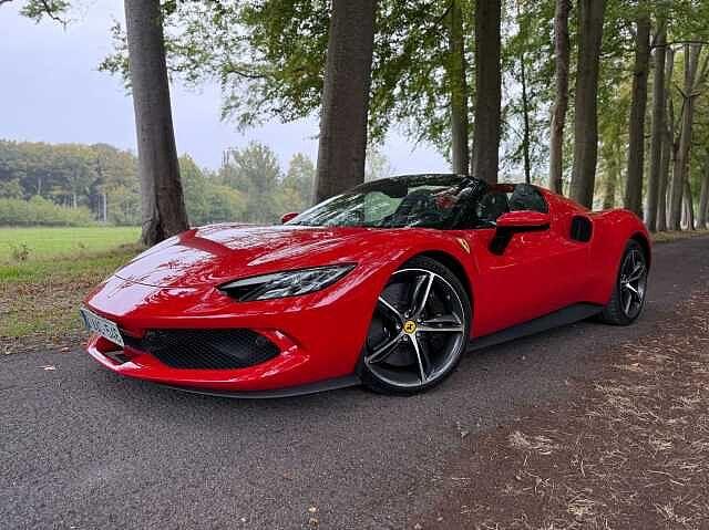 Ferrari 296 GTS Rosso Corsa / Carbon / Lift /Head -Up / PPF, Auto's, Cabriolet, Bedrijf, 2 zetels, USB