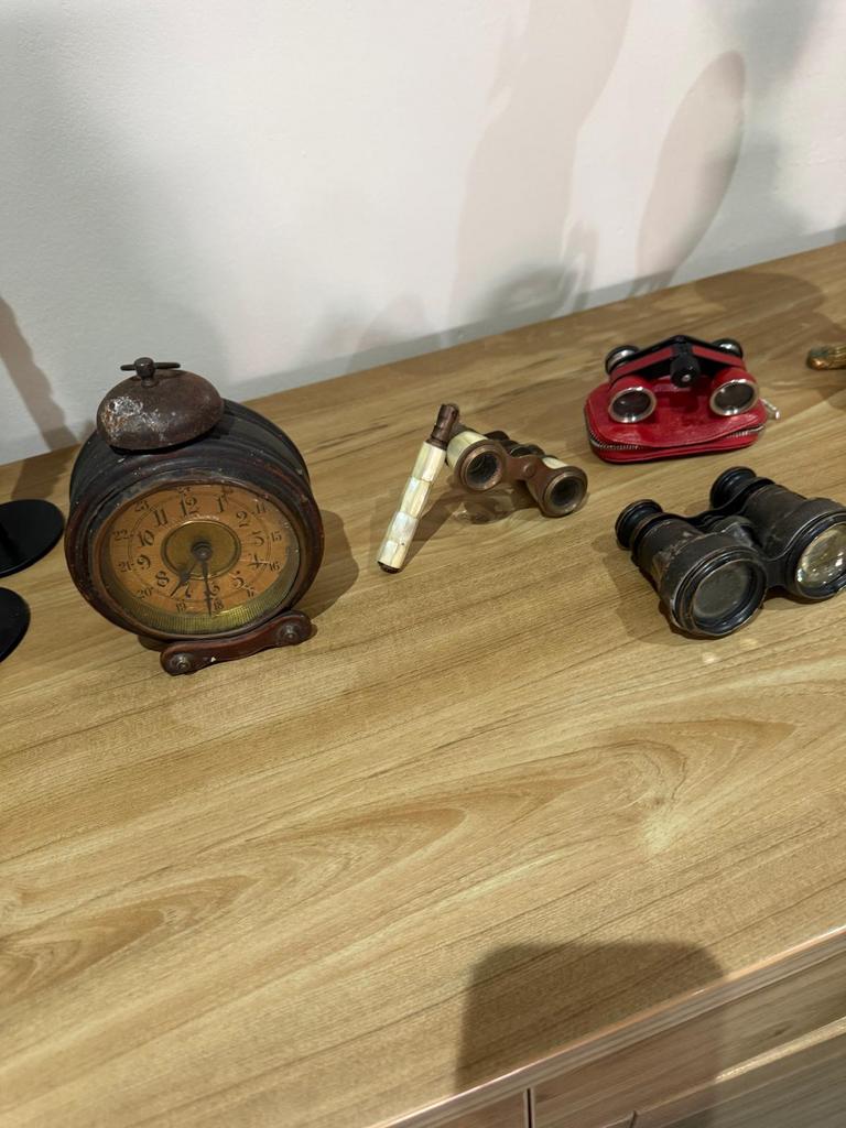 Antieke klok en verrekijkers, Enlèvement