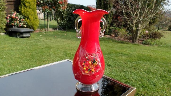 Vase en verre rouge de style Murano avec fleurs appliquées, Antiquités & Art, Antiquités | Verre & Cristal, Enlèvement ou Envoi