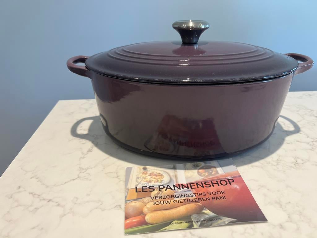 Poêle ovale Le Creuset 31 cm Cassis en état d'usage., Maison & Meubles, Cuisine | Casseroles & Poêles, Comme neuf, Enlèvement ou Envoi